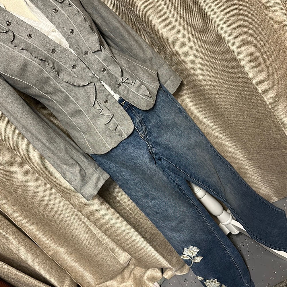 WHBM Embroidered Boot cut jeans Sz 4